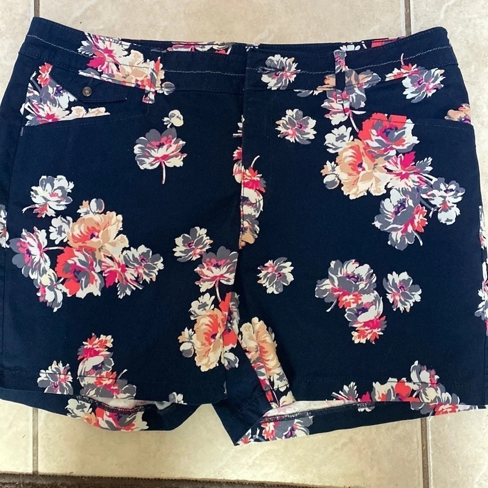 A womens Lee natural fit casual stretch floral shorts size 14 petite